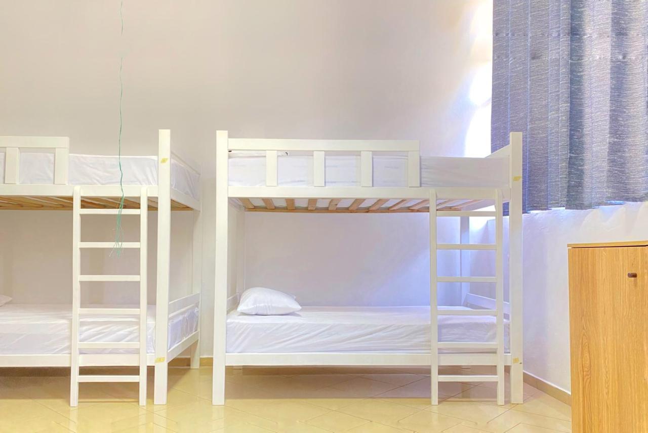 Cama num Dormitório Misto com 8 Camas