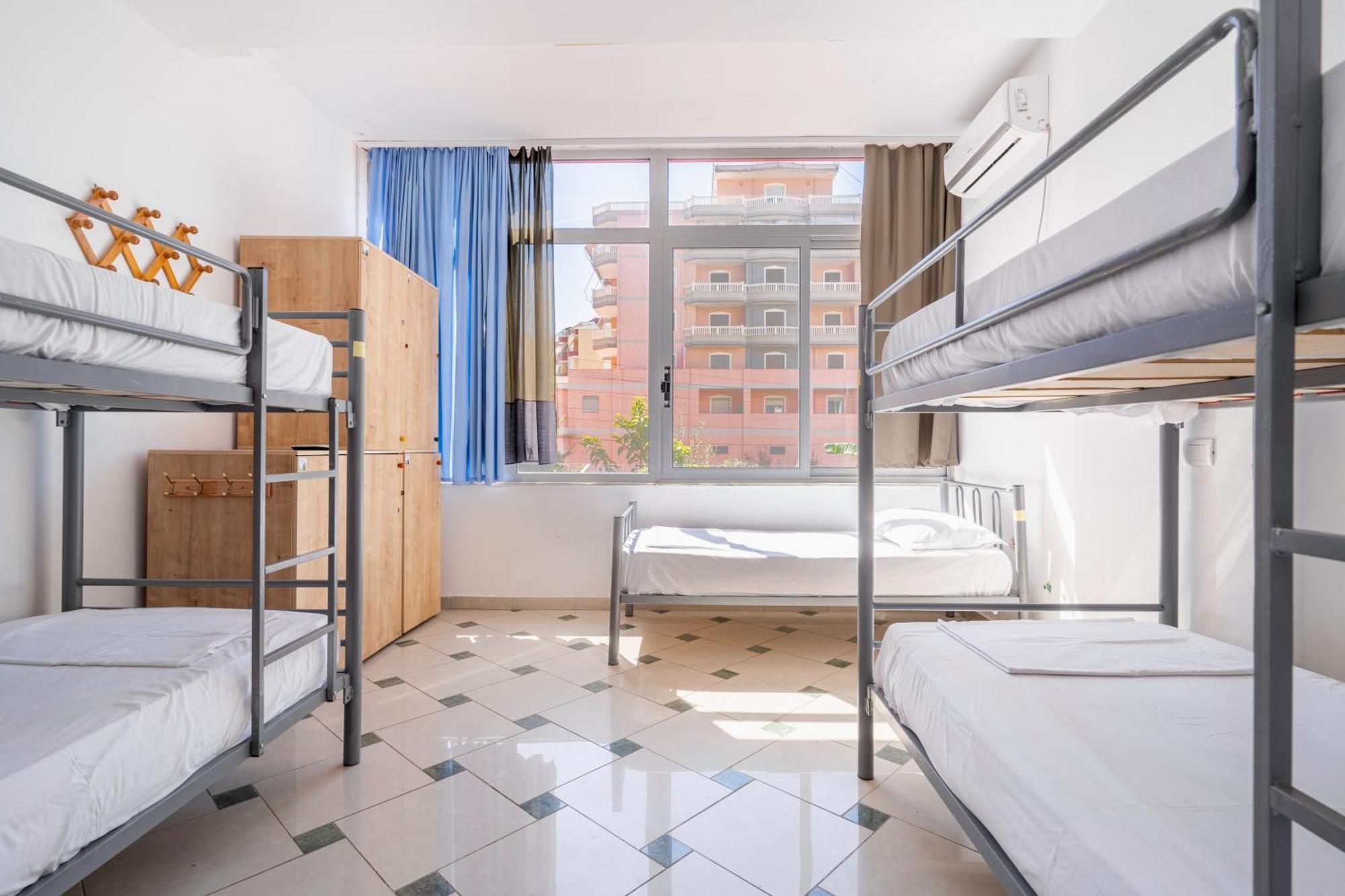 Cama num Dormitório Misto com 4 Camas
